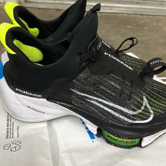 Nike - Picture 3 of 11